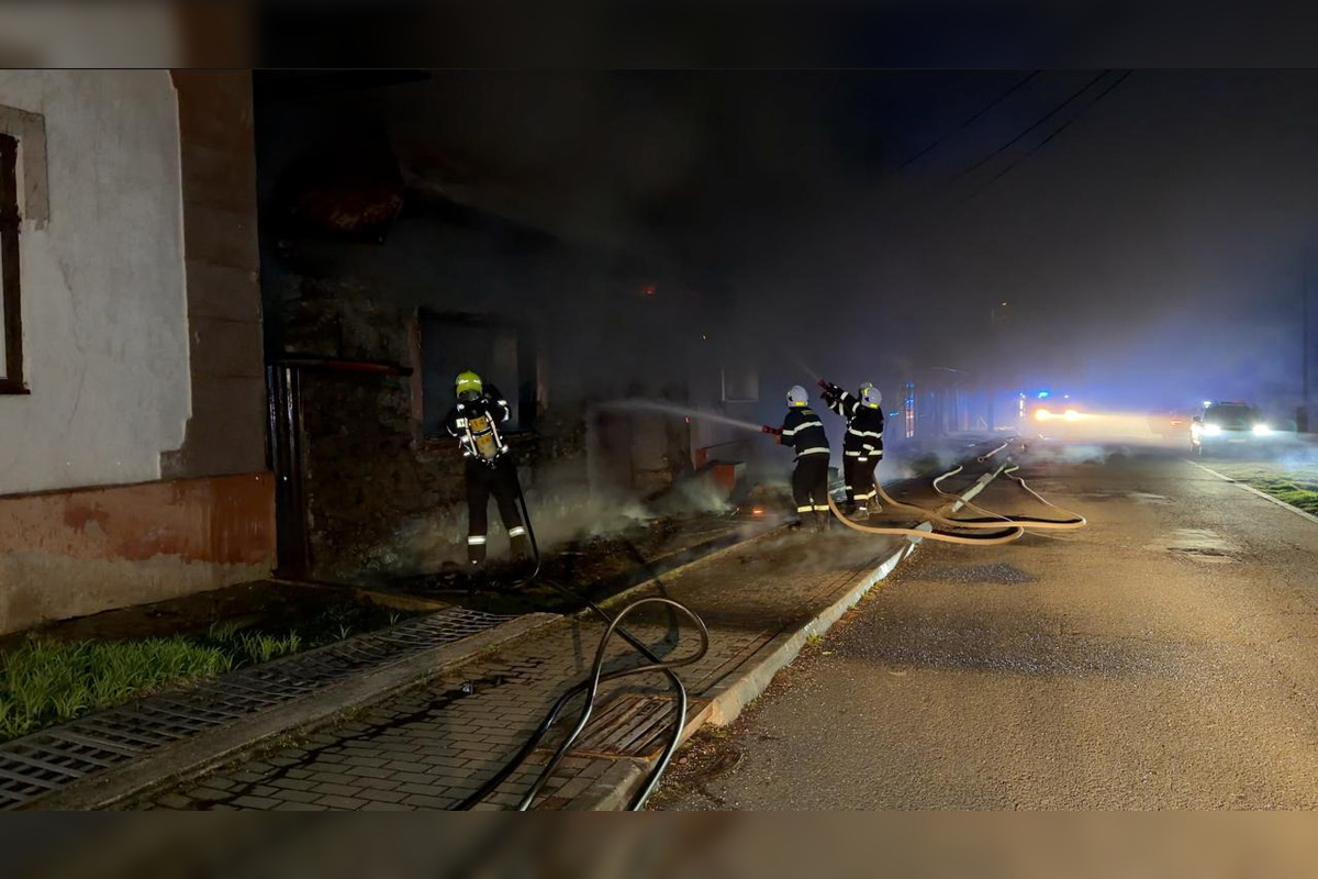 FOTO: V Nálepkove bojovali hasiči s požiarom domu, foto 2