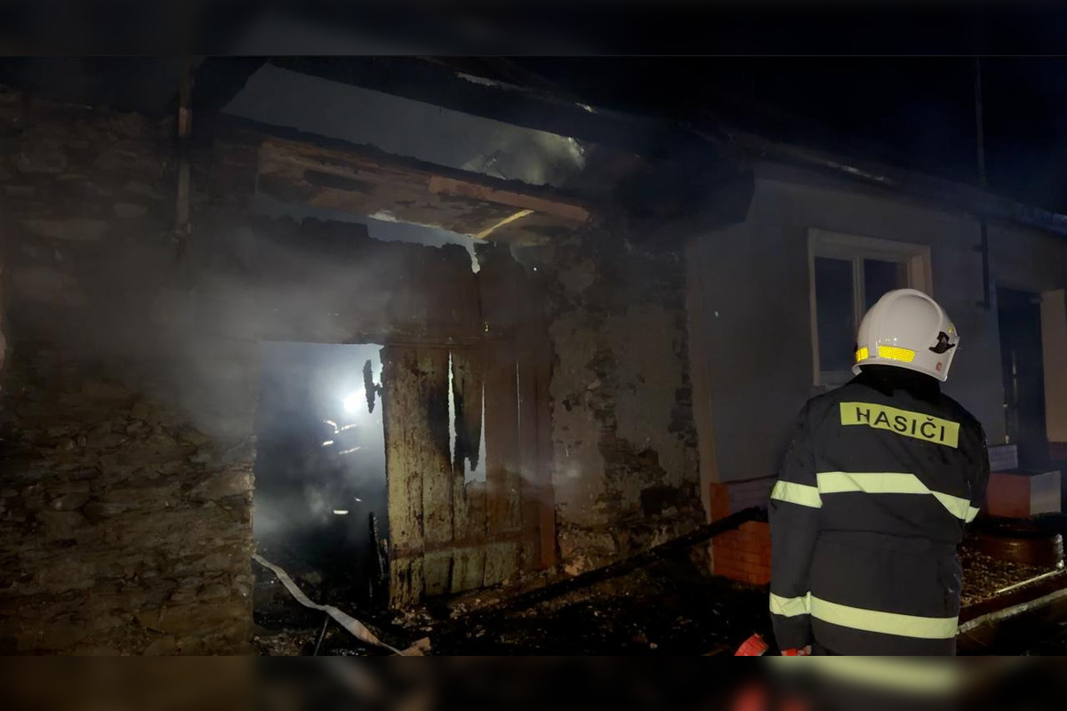 FOTO: V Nálepkove bojovali hasiči s požiarom domu, foto 3