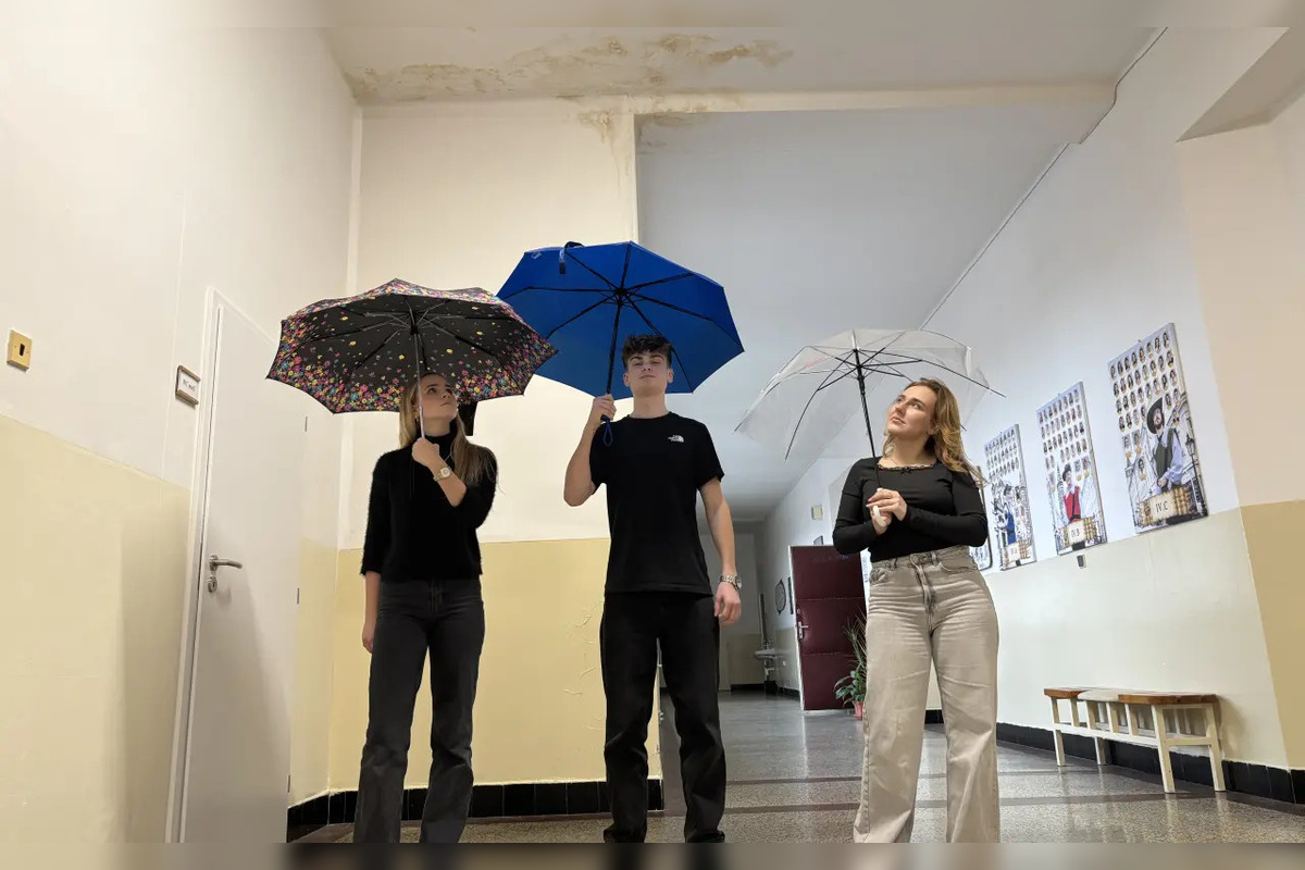 FOTO: Študenti košického gymnázia sa rozhodli konať a vytvorili zbierku na opravu strechy, foto 3