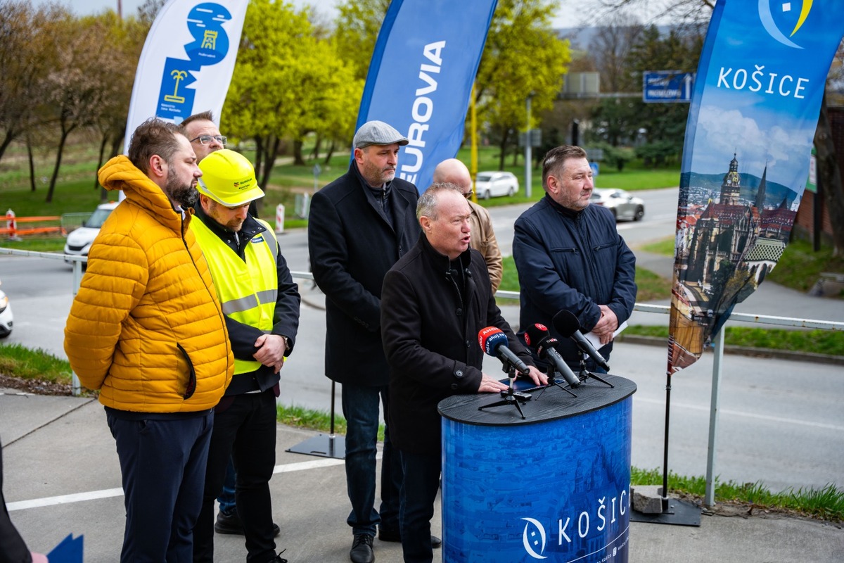 FOTO: Na križovatke pri Crow Aréne postavia kruhový objazd, foto 16