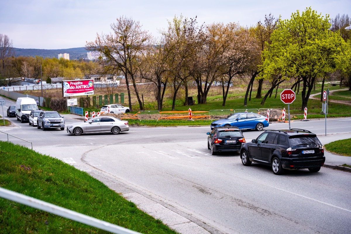 FOTO: Na križovatke pri Crow Aréne postavia kruhový objazd, foto 19