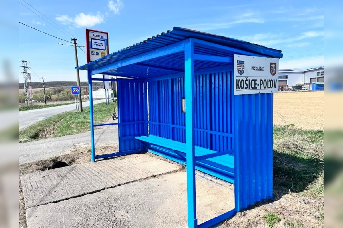 FOTO: Kuriózne vymaľovaná autobusová zastávka v Poľove, foto 1