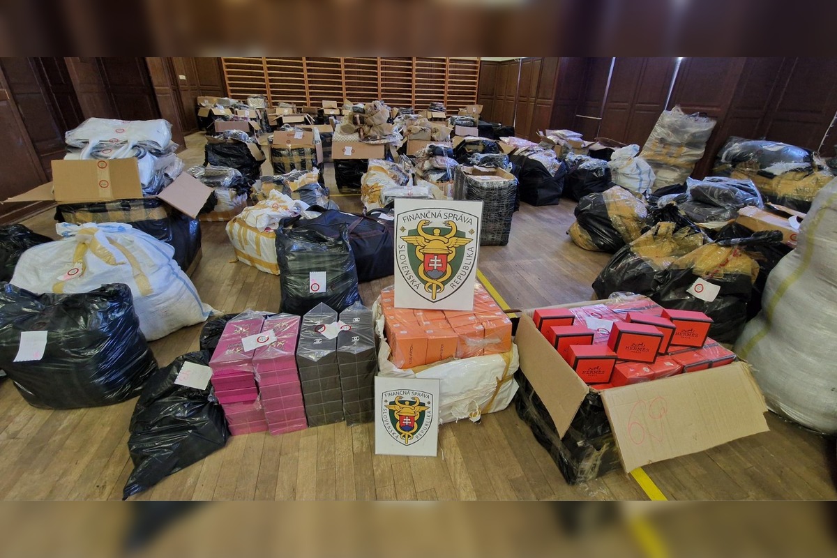 FOTO: V dodávke prevážal fejkový tovar, foto 1