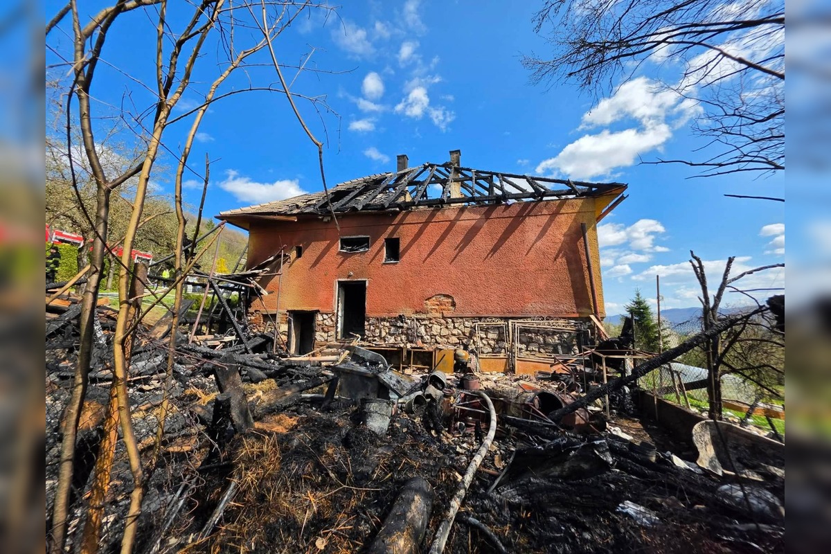 FOTO: Požiar rodinného domu v Rakovnici, foto 1