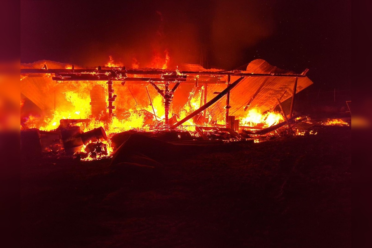 FOTO: Hasiči zasahovali v Chrasti nad Hornádom, došlo tam k požiaru hospodarskéj budovy, foto 3