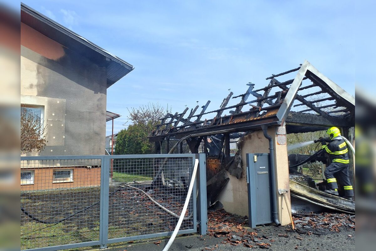 FOTO: Požiar garáže a auta v Družstevnej pri Hornáde, foto 1