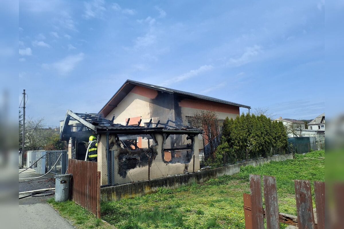 FOTO: Požiar garáže a auta v Družstevnej pri Hornáde, foto 2