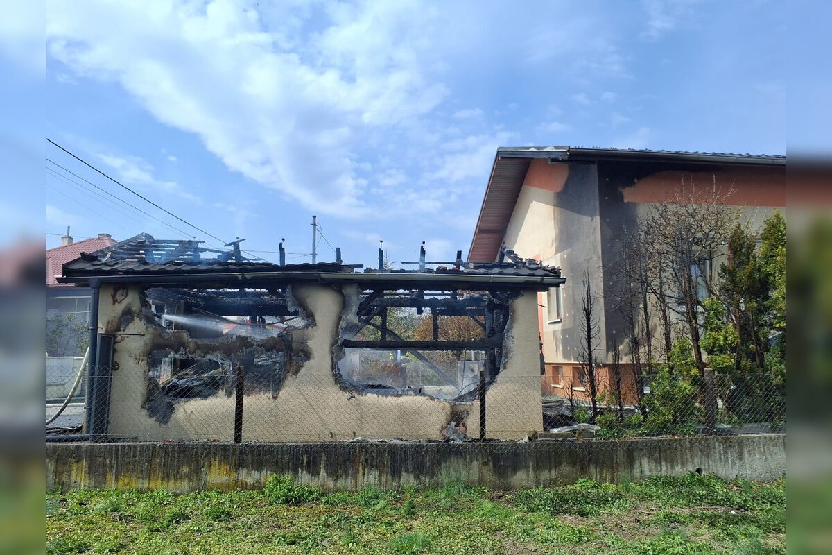 FOTO: Požiar garáže a auta v Družstevnej pri Hornáde, foto 3
