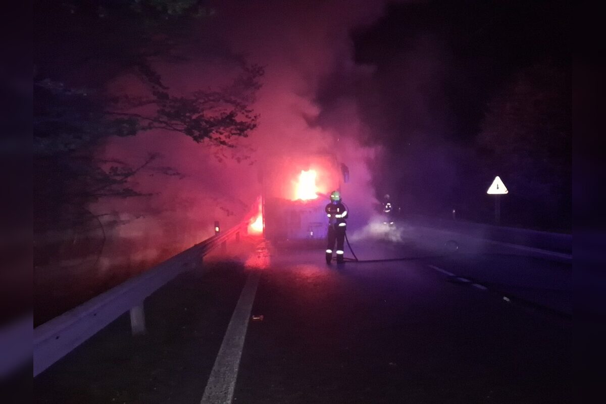 FOTO: Požiar autobusu na Dargove, foto 4