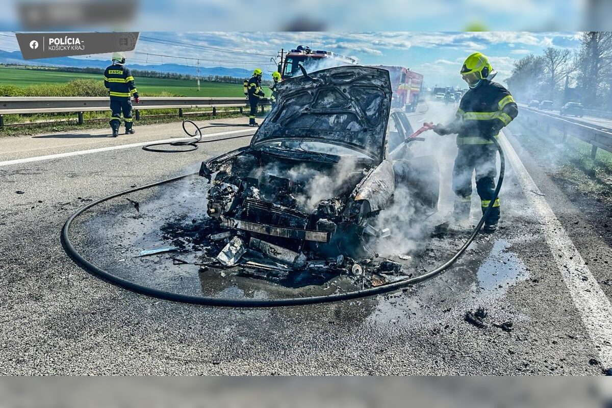 FOTO: Požiar auta po nehode pred Perešom, foto 1