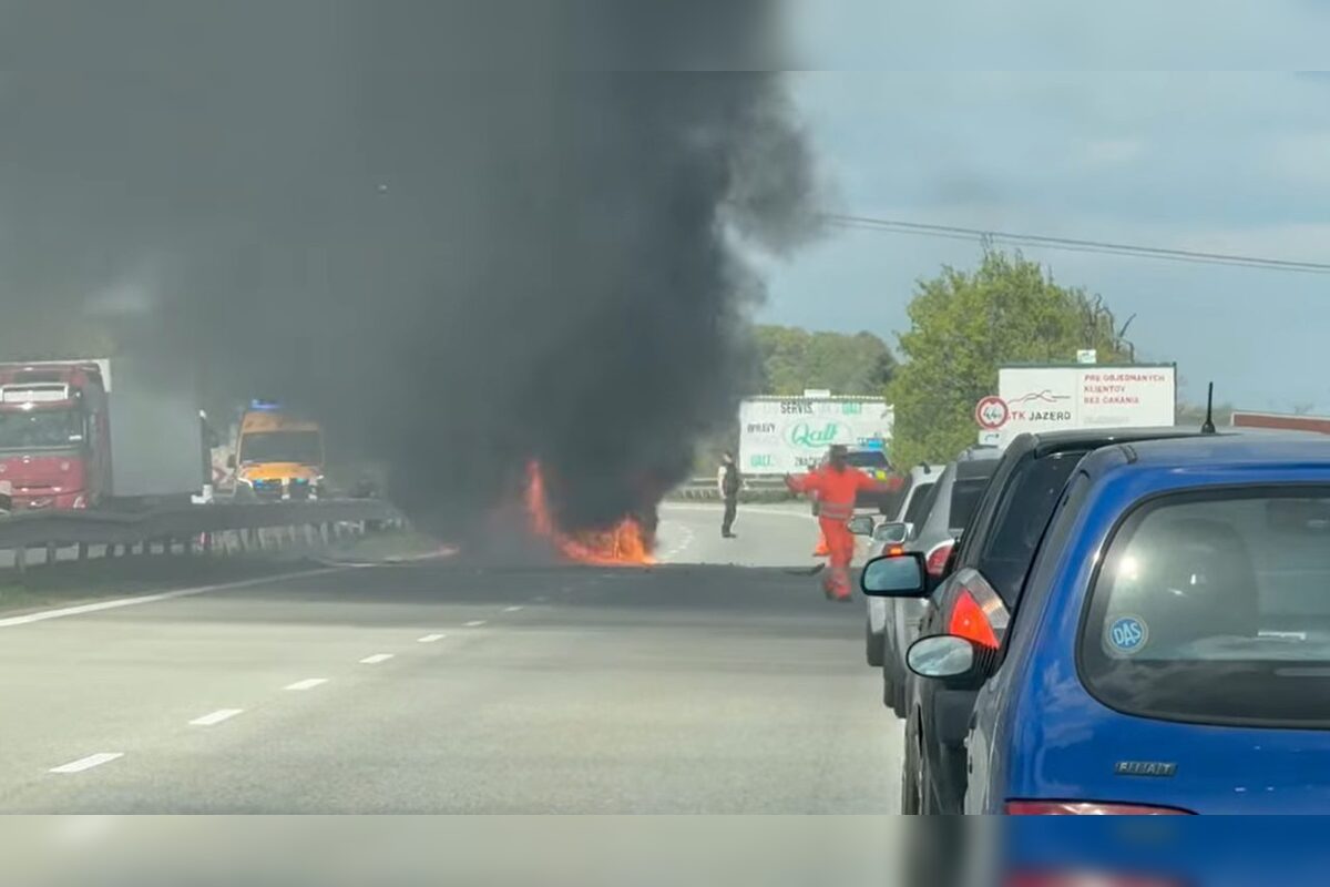 FOTO: Požiar auta po nehode pred Perešom, foto 4