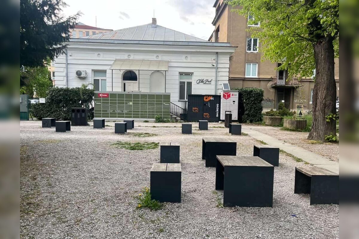 FOTO: Kuriózne umiestnenie balíkoboxov v košickom parku, foto 4
