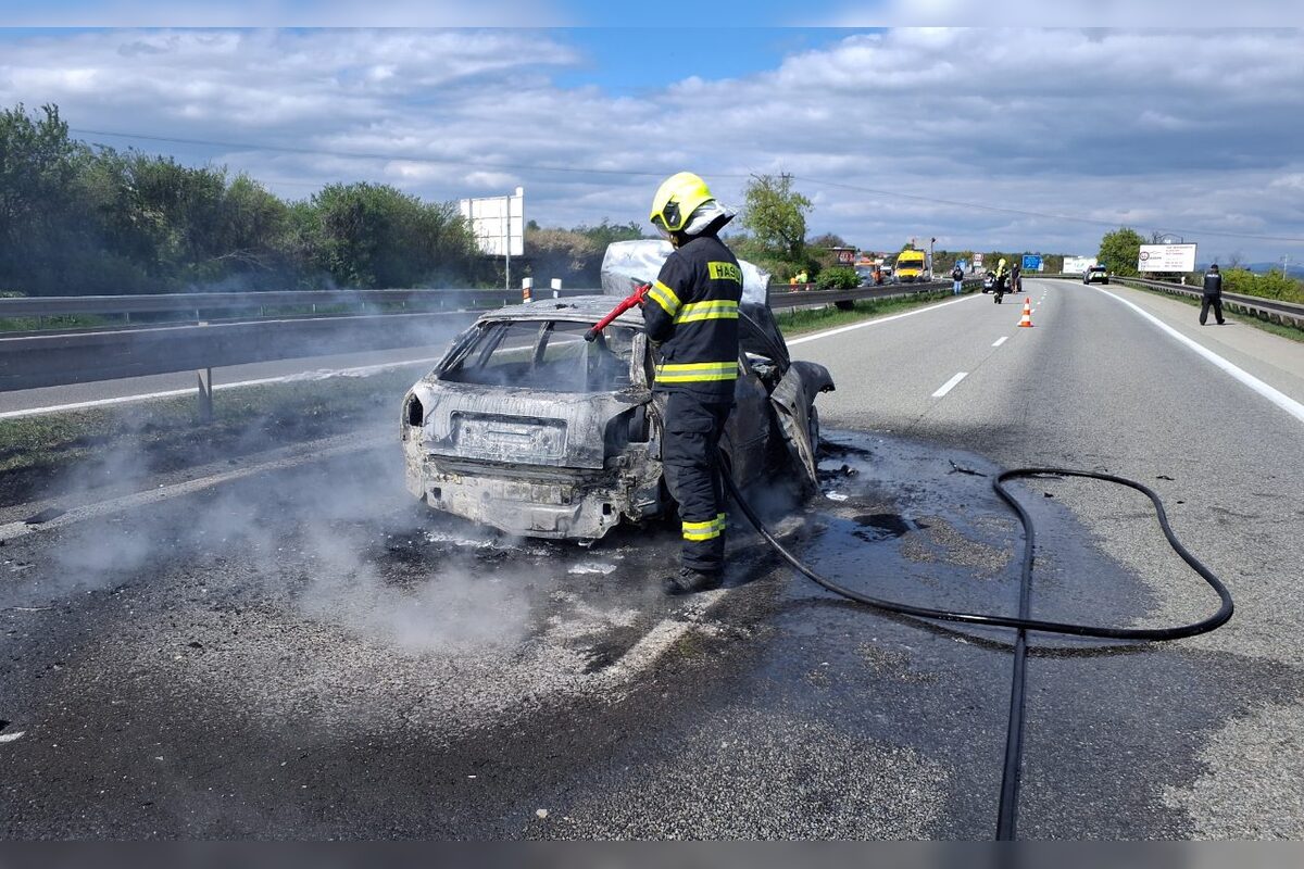 FOTO: Požiar auta po nehode pred Perešom, foto 5