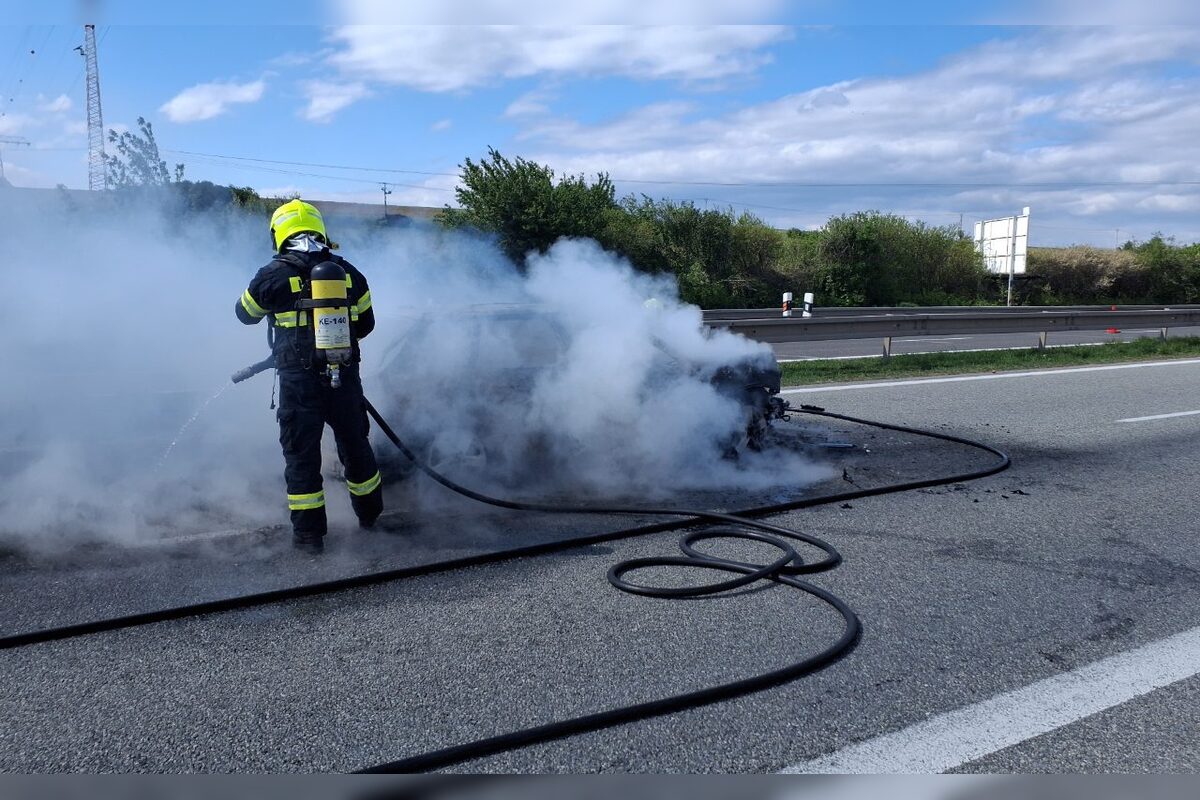 FOTO: Požiar auta po nehode pred Perešom, foto 6