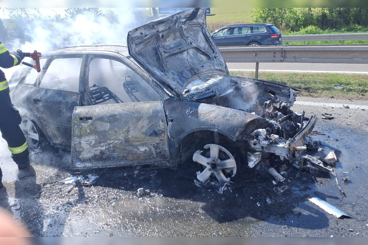 FOTO: Požiar auta po nehode pred Perešom, foto 7