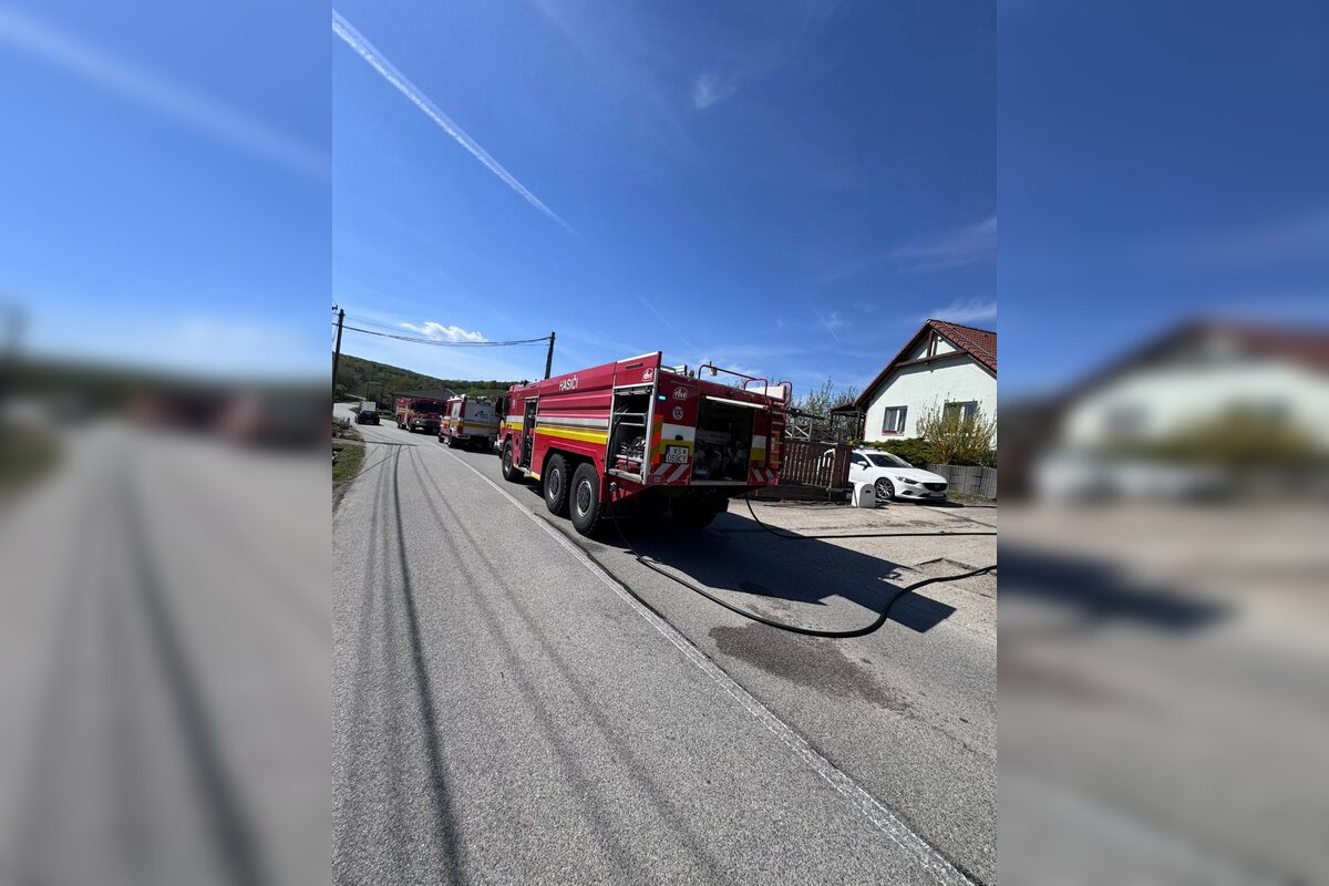 FOTO: Hasiči z Košíc a Bidoviec pomáhali cez víkend hasič požiar rodinného domu, foto 3