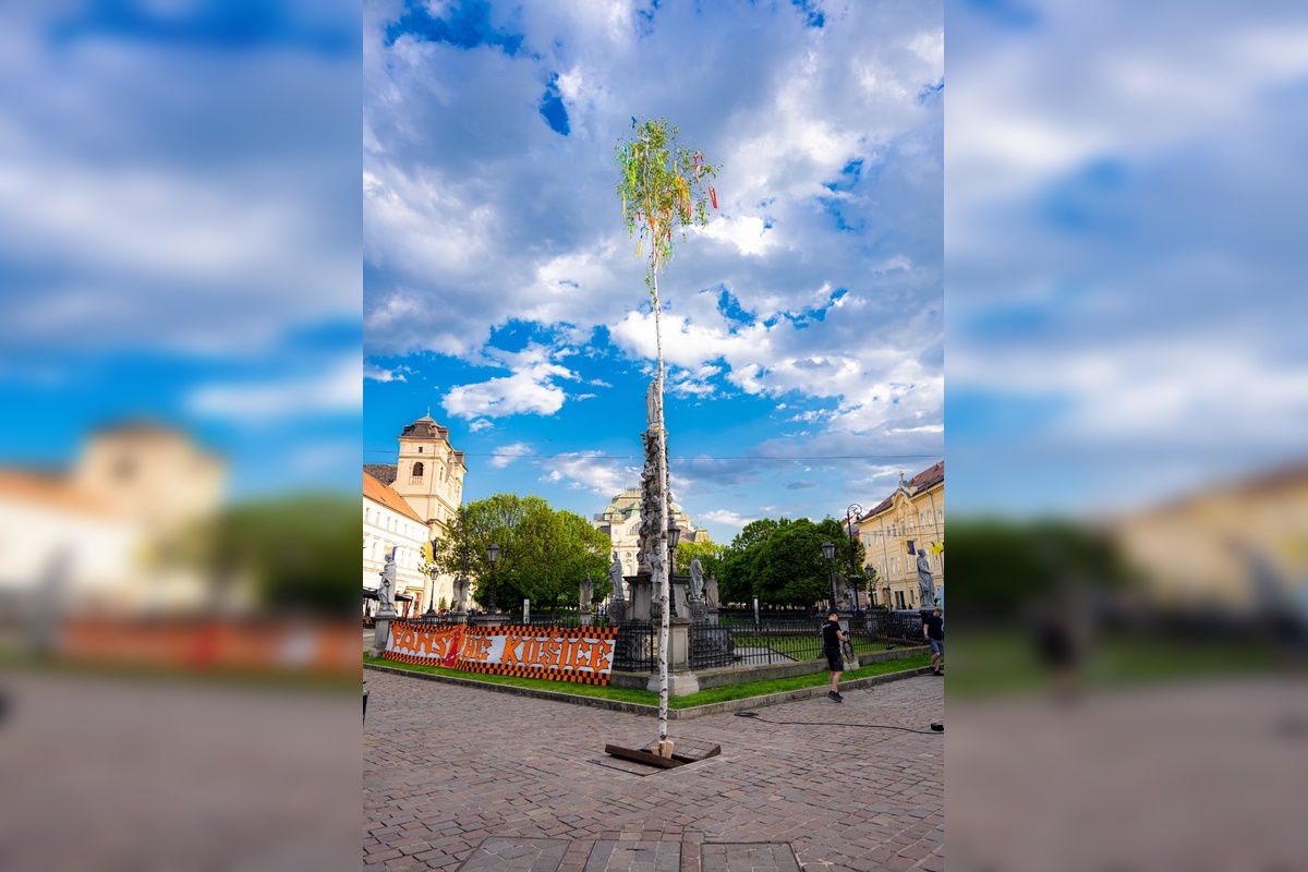 FOTO: Košický kraj ožil tradíciami, takto sa v mestách a obciach stavali máje, foto 1