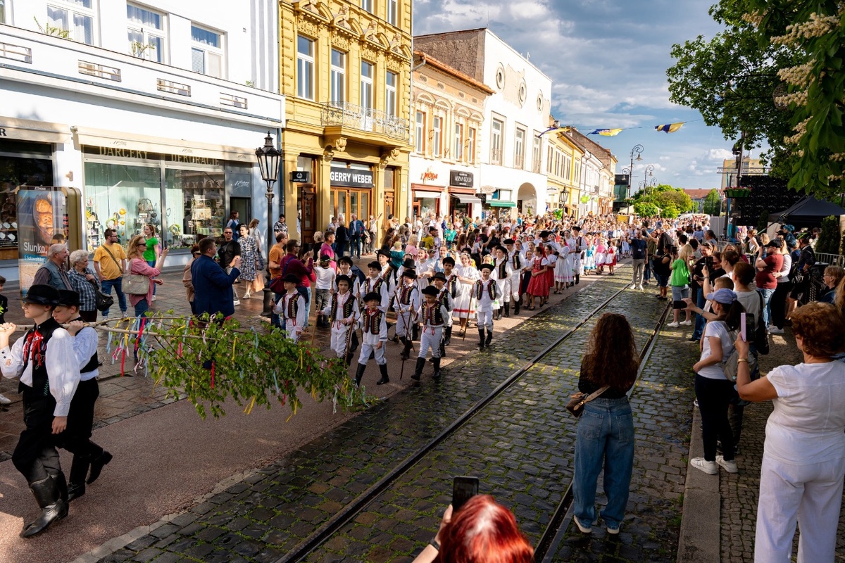 FOTO: Košický kraj ožil tradíciami, takto sa v mestách a obciach stavali máje, foto 2
