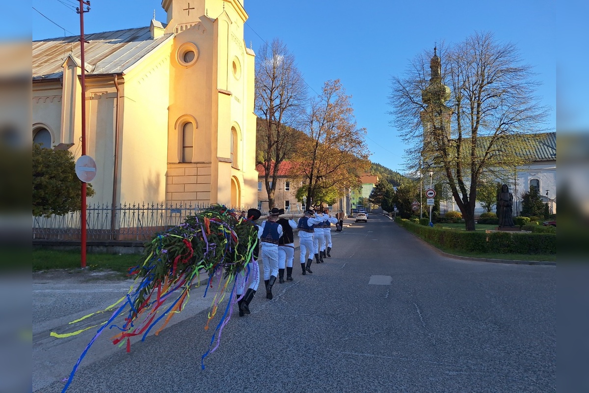 FOTO: Košický kraj ožil tradíciami, takto sa v mestách a obciach stavali máje, foto 5