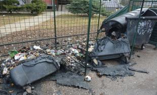 Košičan zapálil 23 plastových kontajnerov na odpad