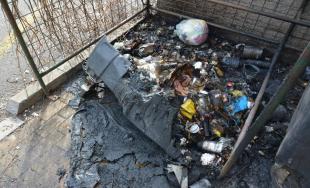 Košičan zapálil 23 plastových kontajnerov na odpad