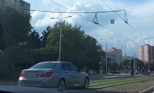 Košičan jazdil autom po novej tráve na električkovej trati