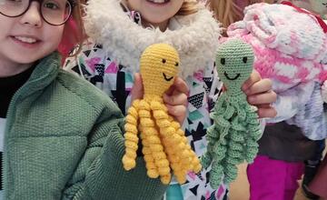 FOTO: Košickí žiaci vlastnoručne vyrobili darčeky pre najmenších pacientov