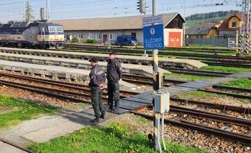 FOTO: Kontroly železničných policajtov na staniciach a vo vlakoch