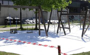 FOTO: Pracovníci košickej mestskej zelene dbajú na bezpečnosť na detských ihriskách