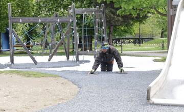 FOTO: Pracovníci košickej mestskej zelene dbajú na bezpečnosť na detských ihriskách