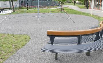 FOTO: Pracovníci košickej mestskej zelene dbajú na bezpečnosť na detských ihriskách