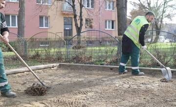 FOTO: Pracovníci košickej mestskej zelene dbajú na bezpečnosť na detských ihriskách