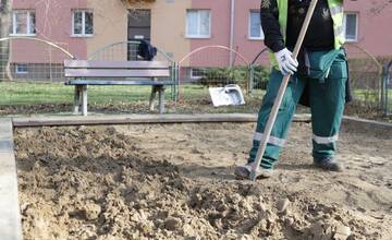FOTO: Pracovníci košickej mestskej zelene dbajú na bezpečnosť na detských ihriskách