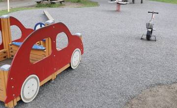 FOTO: Pracovníci košickej mestskej zelene dbajú na bezpečnosť na detských ihriskách