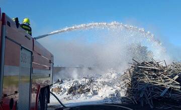 FOTO: Požiar chatrčí a odpadu v obci Čaňa