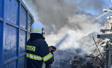 FOTO: Požiar chatrčí a odpadu v obci Čaňa