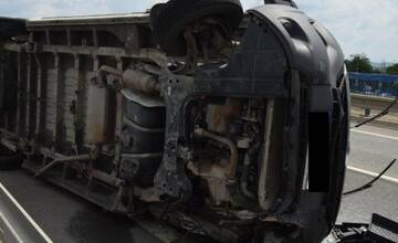 FOTO:  Medzi Čečejovcami a Moldavou sa prevrátila dodávka