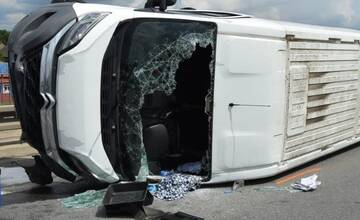 FOTO:  Medzi Čečejovcami a Moldavou sa prevrátila dodávka