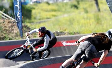 FOTO: Košičania majú nový pumptrack. Otestovali ho profesionálni jazdci