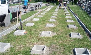 FOTO: V Trebišove sprístupnili nový urnový háj a lapidárium