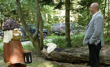 FOTO: Košické lesy zdobia nové vyrezávané lavičky z dreva