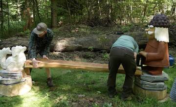 FOTO: Košické lesy zdobia nové vyrezávané lavičky z dreva