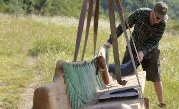 FOTO: Košické lesy zdobia nové vyrezávané lavičky z dreva
