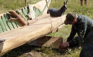 FOTO: Košické lesy zdobia nové vyrezávané lavičky z dreva