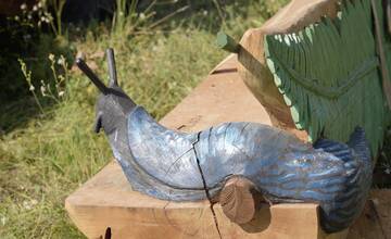 FOTO: Košické lesy zdobia nové vyrezávané lavičky z dreva