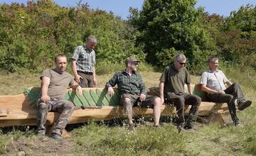 FOTO: Košické lesy zdobia nové vyrezávané lavičky z dreva