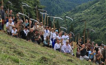 FOTO: Už šiesty rok dobrovoľníci kosili Kopanecké lúky
