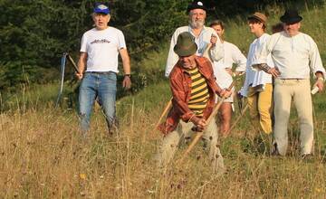 FOTO: Už šiesty rok dobrovoľníci kosili Kopanecké lúky
