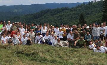 FOTO: Už šiesty rok dobrovoľníci kosili Kopanecké lúky