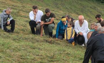 FOTO: Už šiesty rok dobrovoľníci kosili Kopanecké lúky